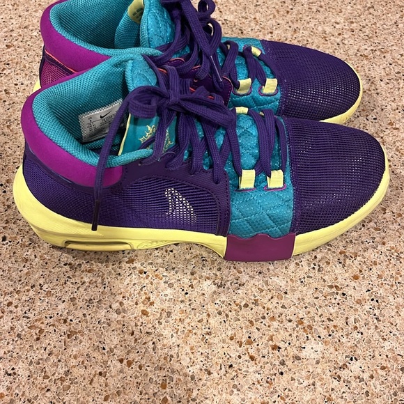 LeBron Witness 8 Basketball Shoes - Picture 4 of 7
